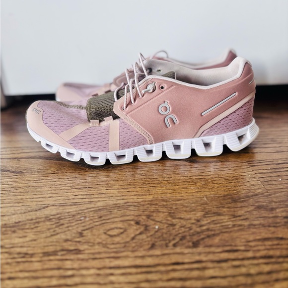 On Running Women's Sneakers - Picture 2 of 10